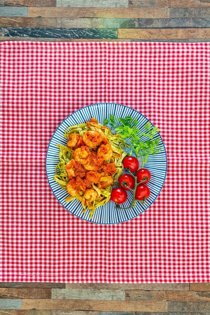 Foto vista de ángulo alto de ensalada de frutas en el plato sobre la mesa