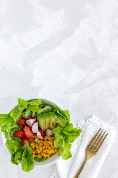 Vista de ángulo alto de ensalada de frutas en el plato