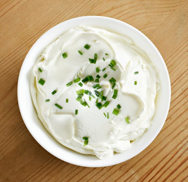 Foto vista de ángulo alto de la ensalada en el plato sobre la mesa
