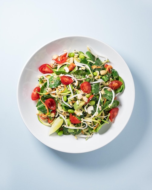 Vista de ángulo alto de la ensalada en el plato sobre la mesa