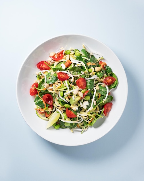 Foto vista de ángulo alto de la ensalada en el plato sobre la mesa