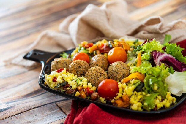 Foto vista de ángulo alto de la ensalada en el plato sobre la mesa