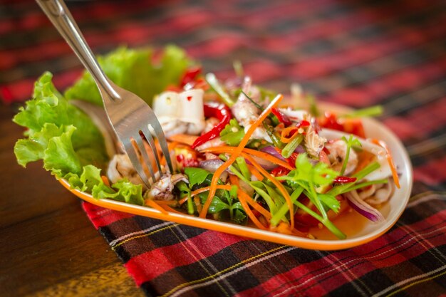 Vista de ángulo alto de la ensalada en el plato sobre la mesa