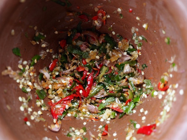 Foto vista de ángulo alto de la ensalada en el plato