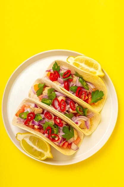 Foto vista de ángulo alto de la ensalada en el plato