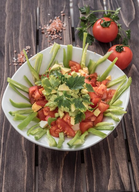 Foto vista de ángulo alto de la ensalada servida en el plato en la mesa