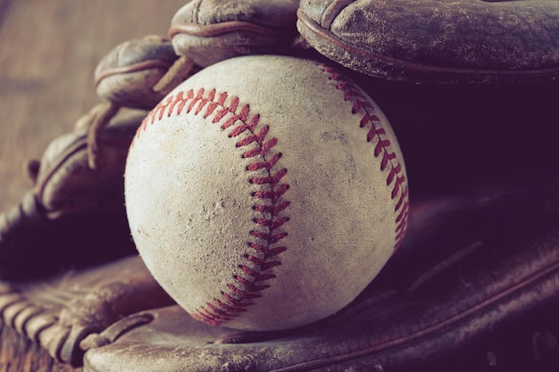 Vista de ángulo alto del equipo de béisbol en la mesa