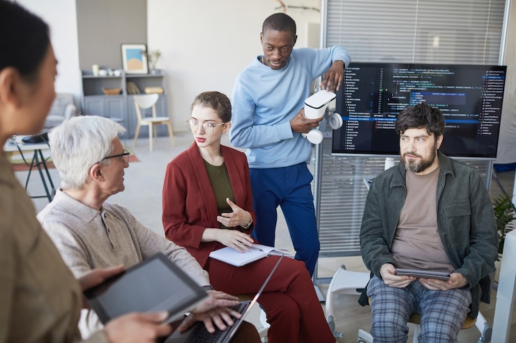 Foto vista de ángulo alto en el equipo de negocios diverso contemporáneo sentado en círculo durante la reunión de estrategia, se centran en la joven empresaria en el centro