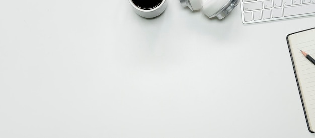 Foto vista de ángulo alto del equipo con taza de café y libro