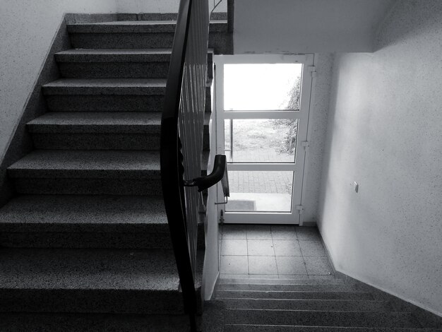 Vista de ángulo alto de la escalera en el edificio