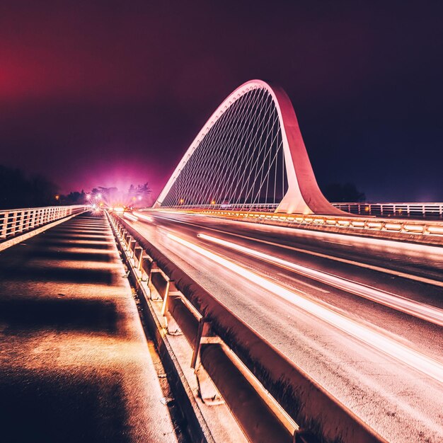 Foto vista de ángulo alto de la escalera mecánica por la noche