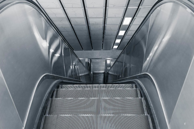 Foto vista en ángulo alto de la escalera mecánica