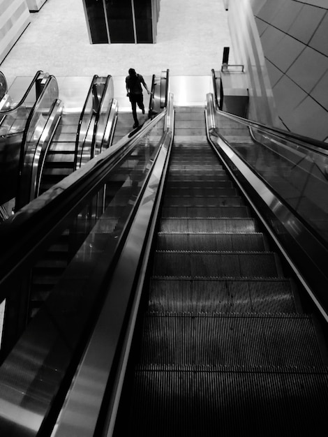 Vista en ángulo alto de la escalera mecánica