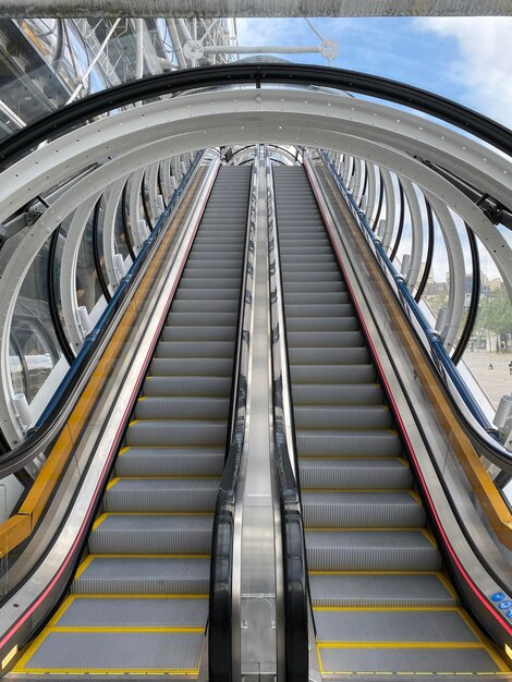 Vista de ángulo alto de la escalera mecánica