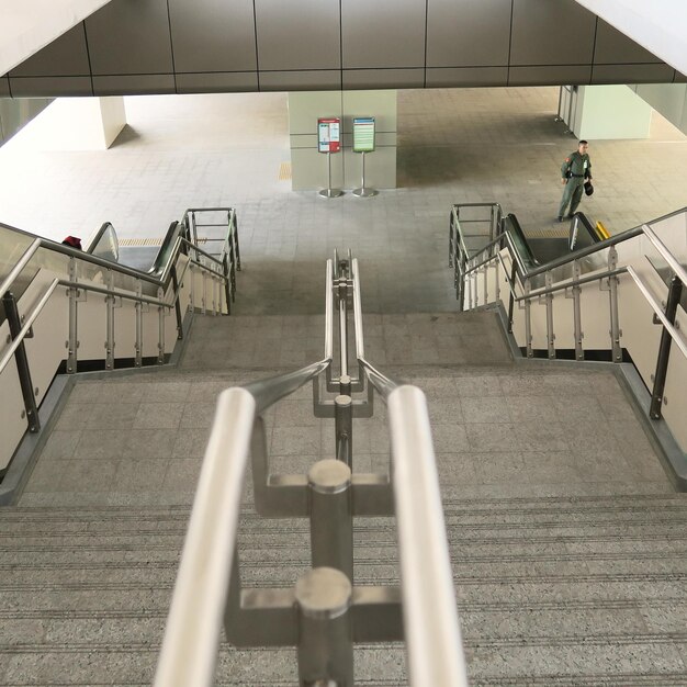 Foto vista de ángulo alto de una escalera vacía en un edificio