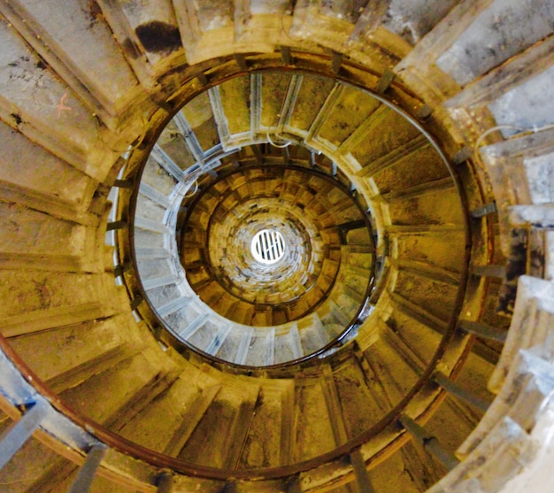 Foto vista en ángulo alto de las escaleras de caracol