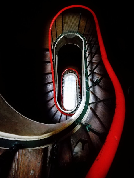 Foto vista desde un ángulo alto de las escaleras de caracol