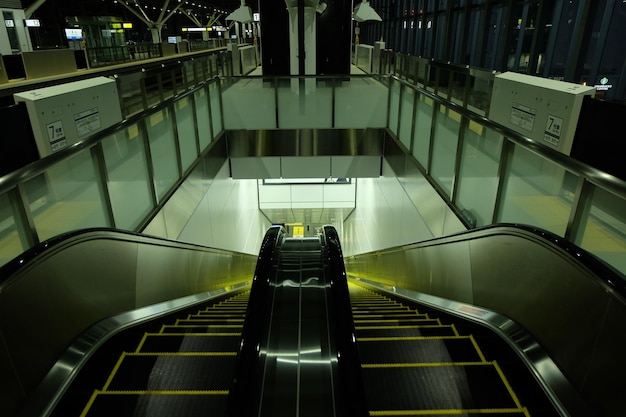 Foto vista de ángulo alto de escaleras mecánicas vacías en la estación de metro