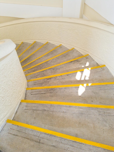 Foto vista de ángulo alto de los escalones amarillos