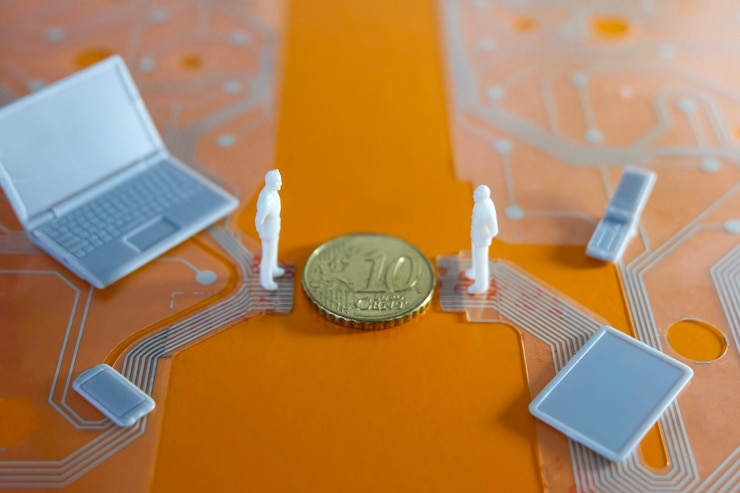 Foto vista de ángulo alto de estatuillas y juguetes con monedas en la mesa naranja