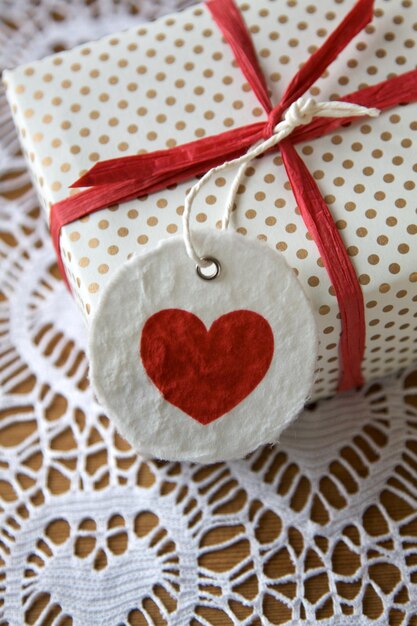 Vista en ángulo alto de la etiqueta en forma de corazón en la caja de regalos
