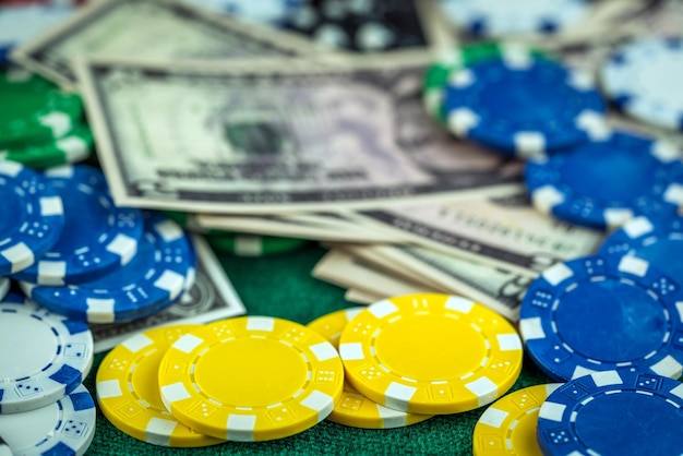Foto vista de ángulo alto de fichas de juego y papel moneda en la mesa del casino