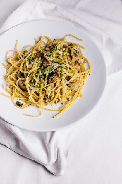 Foto vista de ángulo alto de fideos en el plato sobre la mesa