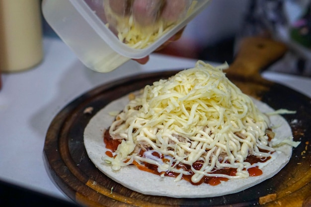 Vista de ángulo alto de fideos en el plato sobre la mesa