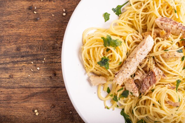 Vista de ángulo alto de fideos en el plato sobre la mesa