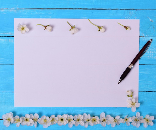 Foto vista de ángulo alto de flores y arreglos de papel en la mesa