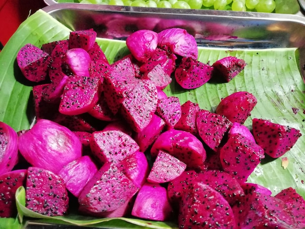 Foto vista de ángulo alto de flores y hojas rosadas frescas