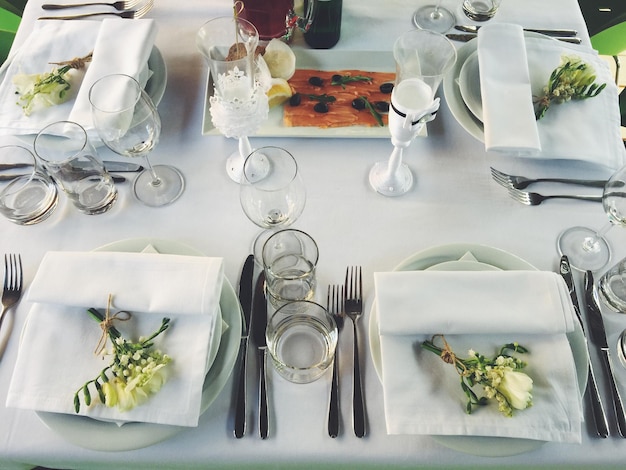 Vista de ángulo alto de las flores en el plato en la mesa