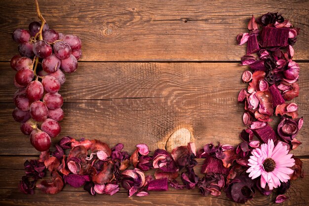 Foto vista de ángulo alto de las flores rosas en la mesa