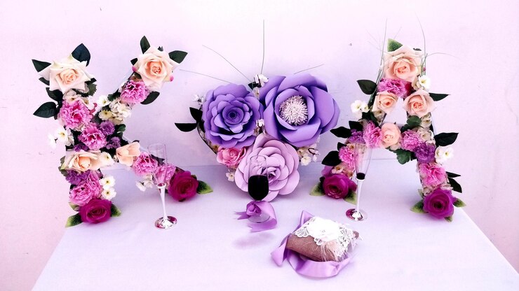 Foto vista de ángulo alto de las flores rosas en la mesa