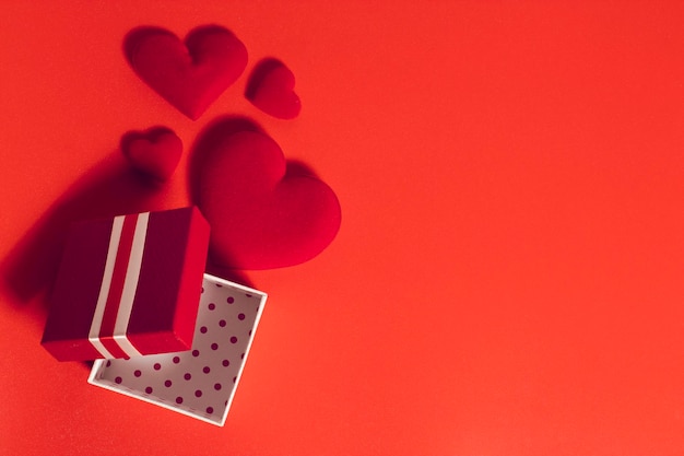 Foto vista de ángulo alto de forma de corazón con caja sobre fondo rojo