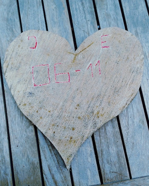 Foto vista de ángulo alto de la forma de un corazón en una mesa de madera
