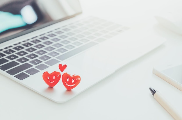 Foto vista de ángulo alto de la forma de corazón en la mesa