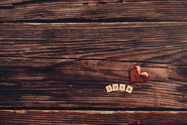 Foto vista de ángulo alto de la forma de corazón en la mesa