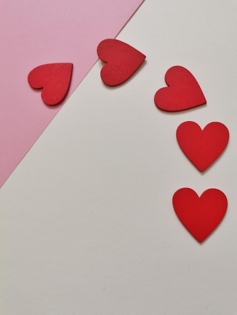 Foto vista de ángulo alto de la forma de corazón rojo en la mesa blanca