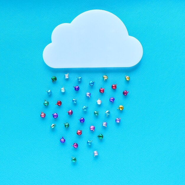 Foto vista de ángulo alto de la forma de la nube con decoraciones coloridas en fondo azul