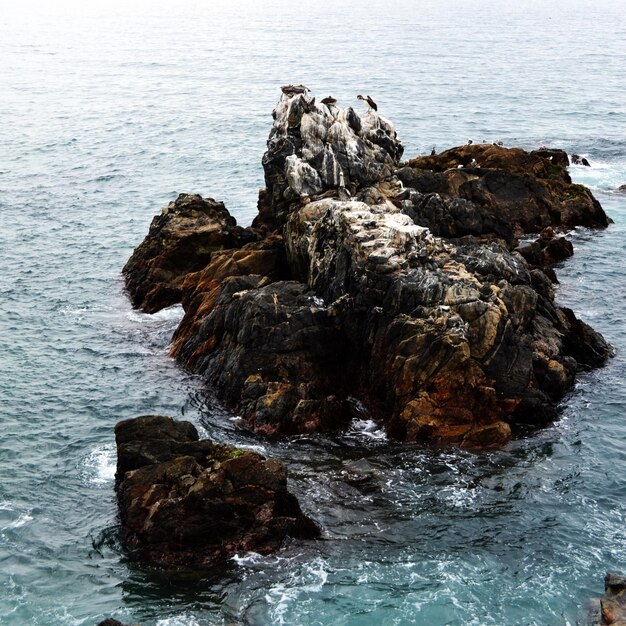 Foto vista en ángulo alto de la formación rocosa en el mar