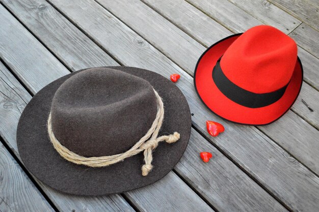 Foto vista de ángulo alto de formas de corazón y sombreros de sol en una mesa de madera