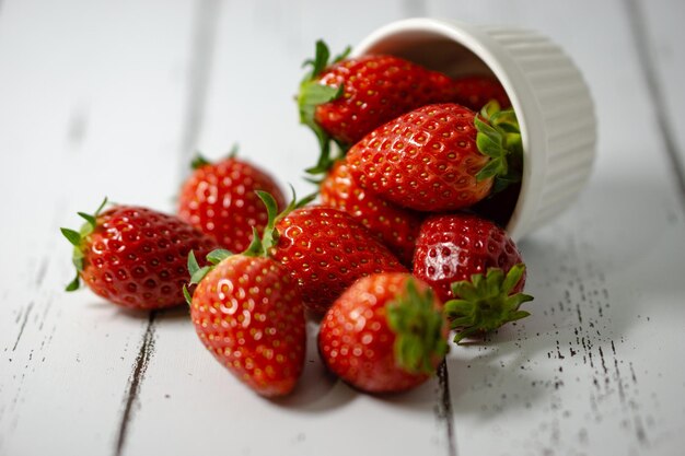 Vista de ángulo alto de las fresas en un cuenco en la mesa