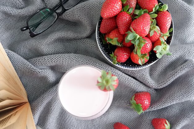 Foto vista de ángulo alto de las fresas en un cuenco en la mesa