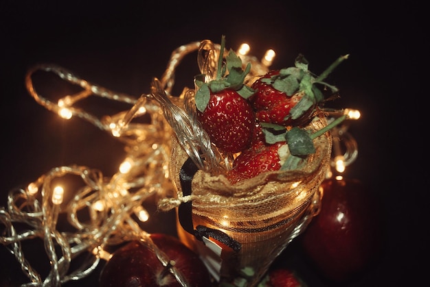 Vista de ángulo alto de las fresas con luces de Navidad