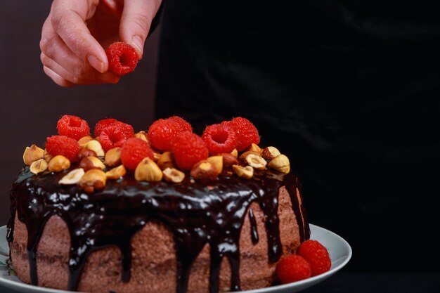 Vista de ángulo alto de las fresas en la mano