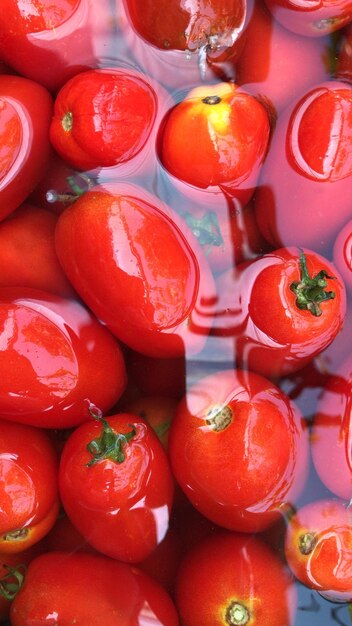 Foto vista de ángulo alto de las fresas en el mercado