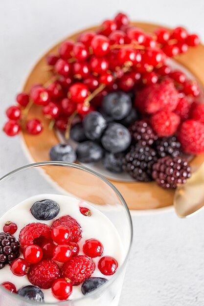 Foto vista de ángulo alto de las fresas en la mesa