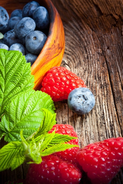 Foto vista de ángulo alto de las fresas en la mesa