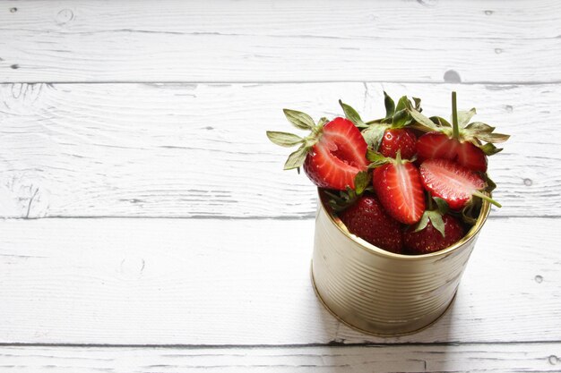 Foto vista de ángulo alto de las fresas en la mesa